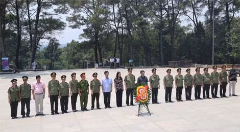 Đoàn Văn phòng Bộ Công an dâng hương hoa, tưởng nhớ các anh hùng liệt sỹ tại nghĩa trang liệt sỹ Quốc gia Trường Sơn. Đoàn Văn phòng Bộ Công an dâng hương hoa, tưởng nhớ các anh hùng liệt sỹ tại nghĩa trang liệt sỹ Quốc gia Trường Sơn.