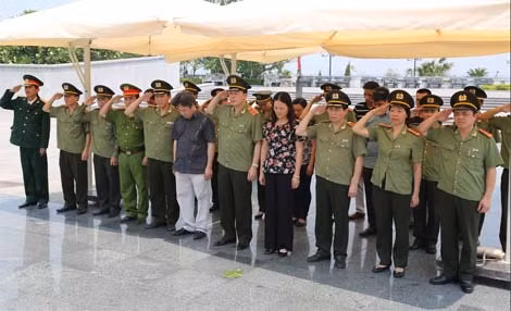 Đoàn Văn phòng Bộ Công an dâng hương hoa, tưởng nhớ các anh hùng liệt sỹ tại Nghĩa nghĩa trang liệt sỹ Quốc gia Đường 9. Đoàn Văn phòng Bộ Công an dâng hương hoa, tưởng nhớ các anh hùng liệt sỹ tại Nghĩa nghĩa trang liệt sỹ Quốc gia Đường 9.