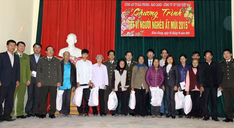 Đoàn công tác tặng quà người nghèo ở xã Kênh Giang. Đoàn công tác tặng quà người nghèo ở xã Kênh Giang.