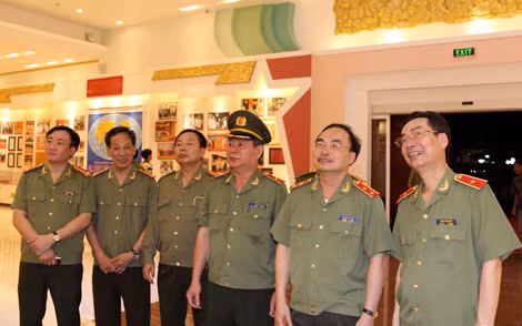 Thứ trưởng Bùi Quang Bền kiểm tra công tác chuẩn bị cho Lễ khánh thành Khu di tích lịch sử Khu An ninh IX. Thứ trưởng Bùi Quang Bền kiểm tra công tác chuẩn bị cho Lễ khánh thành Khu di tích lịch sử Khu An ninh IX.