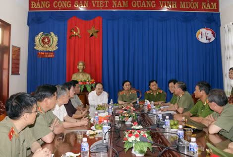 Đồng chí Thượng tướng Đặng Văn Hiếu - Ủy viên TW Đảng, Thứ trưởng Thường trực Bộ Công an; đồng chí Trung tướng Bùi Quang Bền - Ủy viên TW Đảng, Thứ trưởng Bộ Công an nghe Ban tổ chức báo cáo công tác chuẩn bị khánh thành Khu di tích lịch sử An ninh Khu IX. Đồng chí Thượng tướng Đặng Văn Hiếu - Ủy viên TW Đảng, Thứ trưởng Thường trực Bộ Công an; đồng chí Trung tướng Bùi Quang Bền - Ủy viên TW Đảng, Thứ trưởng Bộ Công an nghe Ban tổ chức báo cáo công tác chuẩn bị khánh thành Khu di tích lịch sử An ninh Khu IX.