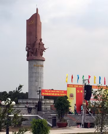 Tượng đài Bảo vệ An ninh Tổ quốc trong khuôn viên Khu di tích lịch sử An ninh Khu IX. Tượng đài Bảo vệ An ninh Tổ quốc trong khuôn viên Khu di tích lịch sử An ninh Khu IX.