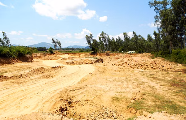 Đến ngày 28/5, tình trạng khai thác đất sét trái phép tại cánh đồng xóm 4, thôn Thủ Thiện Thượng, xã Bình Nghi (huyện Tây Sơn) đã tạm lắng.