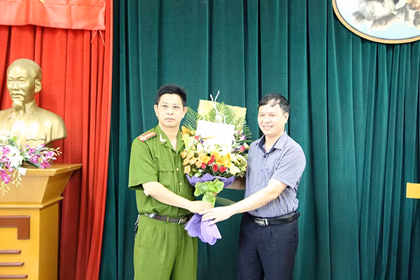 Đồng chí Nguyễn Minh Quang trao thưởng 10 triệu đồng cho Phòng Cảnh sát hình sự, Công an tỉnh Hưng Yên.