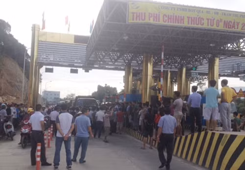 Quốc lộ 6 ùn tắc nhiều tiếng đồng hồ.