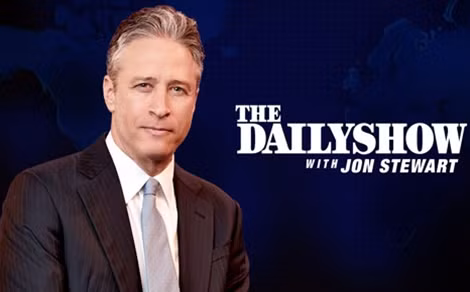 Jon Stewart rất quen thuộc với ngành giải trí Mỹ, ông nổi tiếng với The daily Show và cũng là một nhà bình luận thạo tin, am hiểu chính trị và rất có khiếu hài ước.