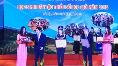 Một học viên CAND được trao bằng khen.