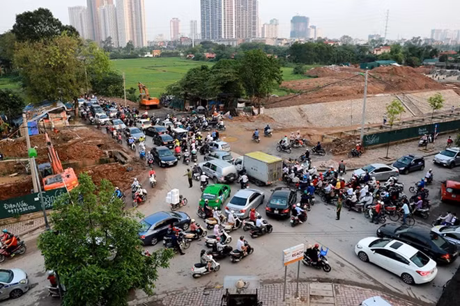 Giờ cao điểm buổi chiều, tuyến phố Trung Văn (Nam Từ Liêm, Hà Nội) nối đại lộ Thăng Long với đường Tố Hữu thường xuyên xảy ra ùn ứ kéo dài. Tại ngã tư Trung Văn nối với con mương thoát nước ra trạm bơm thường xuyên rối loạn giao thông vì không có đèn tín hiệu.