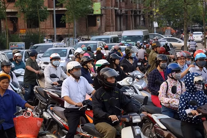 Dù có Công an và trật tự phường, tuy nhiên dòng phương tiện dồn về gây ùn tắc từ 17h30 cho đến 19h tối.