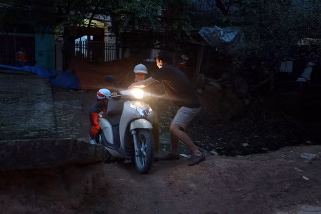 Do mương nước có rêu trơn trượt, nhiều người cho xe xuống được, tuy nhiên khi lên phải nhờ đến sự trợ giúp của người khác.