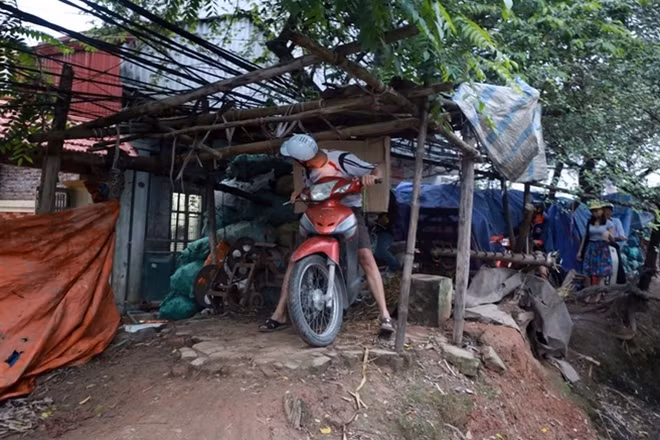 Có người không đủ kiên nhẫn chờ đợi đi qua con mương nên tìm cách chui qua chuồng gà cũ bỏ không của một hộ dân ven đường rồi lao xuống mương.