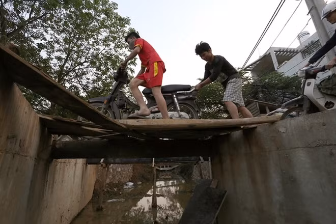 Để qua được mương này, hầu hết phải là thanh niên khỏe mạnh, hoặc phải đi hai người. "Nhiều hôm thấy nguy hiểm quá, tôi đã vứt tấm ván gỗ ép bắc qua mương đi, nhưng nhiều người lại đi tìm và đặt vào để vượt qua", một người dân chia sẻ.