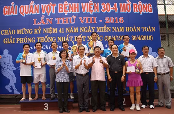 Các vận động viên đoạt giải chụp hình lưu niệm với Lãnh đạo Tổng cục Hậu cần Kỹ thuật Bộ Công an và Ban tổ chức.