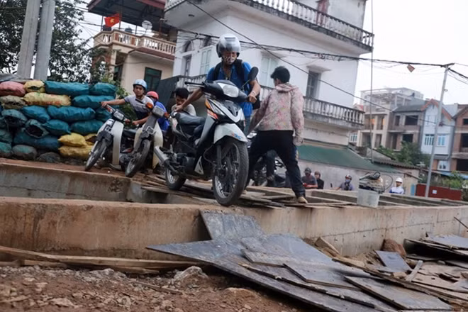 Có thời điểm ùn ứ kéo dài, dòng người chen nhau để qua con mương nước. Ông Dương Văn Khoa, nhà gần đây cho biết, ngày nào cũng có tai nạn, người thì ngã do leo dốc vượt mương, người thì trượt bánh vì đường quá trơn. Những người bị ngã chủ yếu là phụ nữ, tay chân yếu.