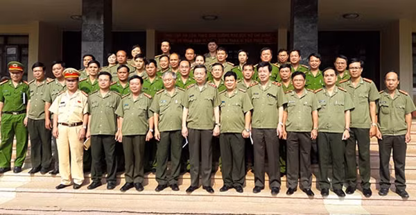Bộ trưởng Tô Lâm và cán bộ chiến sĩ Công an tỉnh Gia Lai.