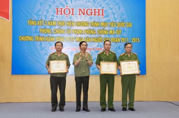 Thứ trưởng Thường trưc Đặng Văn Hiếu trao Bằng khen của Bộ Công an tặng các tập thể, cá nhân có thành tích xuất sắc.