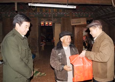 Đại tá Nguyễn Văn Chiến ân cần thăm hỏi già làng người Mông.