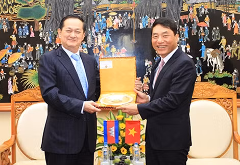 Thứ trưởng Trần Việt Tân tặng quà lưu niệm Thống tướng Sok Phal.