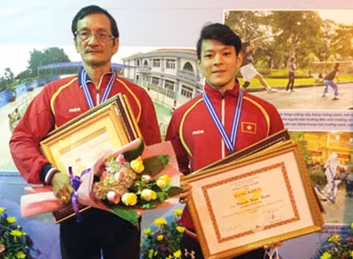 Thầy Chí "bánh mỳ" và các học trò.