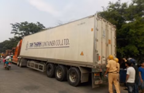 CSGT TP Tam Kỳ đang yêu cầu tài xế trên đầu kéo xuống làm việc.