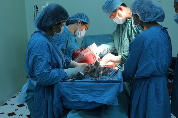Các BS đang phẫu thuật cho bệnh nhân P.