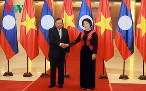 Chủ tịch Quốc hội Nguyễn Thị Kim Ngân và Tổng Bí thư Đảng nhân dân Cách mạng Lào - Chủ tịch nước Cộng hòa dân chủ Nhân dân Lào Bounnhang Vorachith.