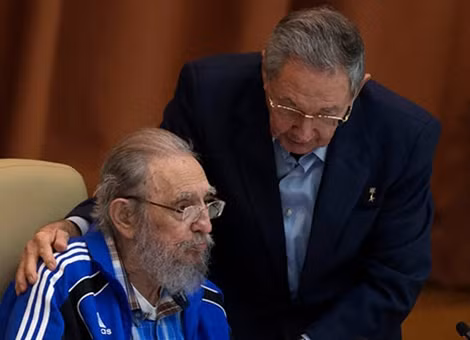 Lãnh tụ Fidel Castro và Chủ tịch Raul Castro tại Đại hội.