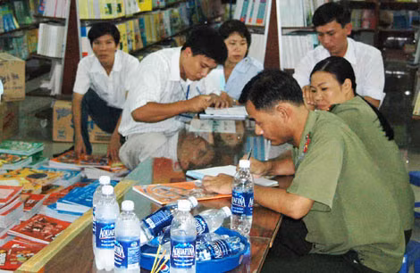 Đoàn kiểm tra liên ngành Cần Thơ phát hiện nhà sách Nguyễn Văn Cừ tàng trữ, phát hành lượng lớn sách tiếng Anh in lậu.