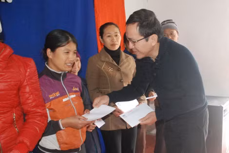Ông Lâm Tấn Lợi, Giám đốc Công ty Duy Lợi trao quà tặng đồng bào trong chương trình “Tết vì người nghèo 2015”. Ông Lâm Tấn Lợi, Giám đốc Công ty Duy Lợi trao quà tặng đồng bào trong chương trình “Tết vì người nghèo 2015”.