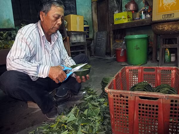Theo bà Quyên, làm bánh tổ quan trọng nhất là khâu làm bột. Bánh phải được là từ nếp dẻo nở nhiều. Đường để làm bánh là đường bát, đường cát được nấu và lọc sạch thì bánh ra lò mới thơm ngon.