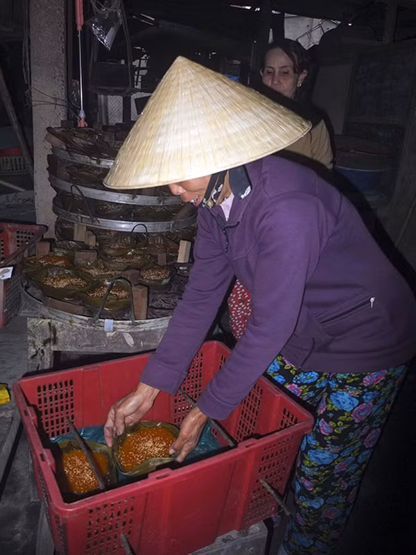 Bà Nguyễn Thị Phượng (53 tuổi) là người đã có hơn 30 năm lấy bánh tại nhà bà Thanh đem bán. Bà cho biết: “Tui lấy bánh từ hồi mẹ bà Thanh còn khỏe tới chừ. Bây giờ thị trường bán nhiều bánh tổ nhưng bánh Bà Thanh vẫn được nhiều người ưng ý vì được làm rất kỹ lưỡng, bánh chín đều, đẹp và thơm ngon hơn nhiều chỗ khác”.