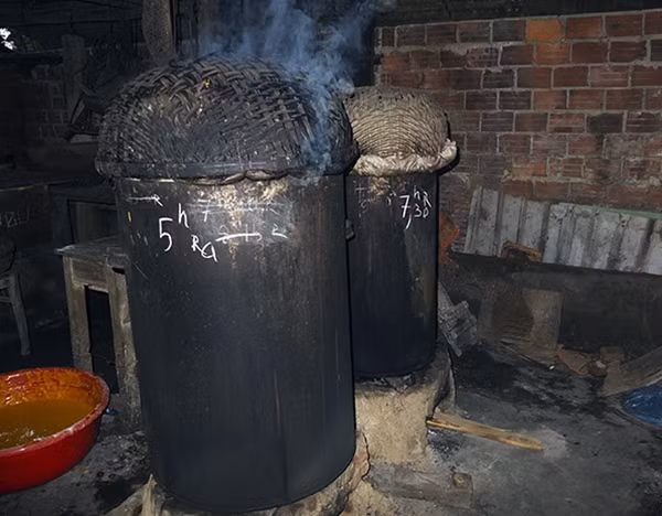 Tổ bánh sau khi đã có đầy nguyên liệu sẽ được mang đi hấp đúng 4 giờ đồng hồ. Nồi bánh được làm bằng nhôm có kích thước lớn, mỗi nồi chứa được 6 tầng bánh với gần 70 tổ.