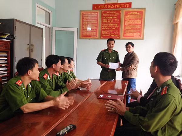 Đảng ủy - UBND Phường Tân Thạnh, TP Tam Kỳ thưởng nóng CBCS Công an Phường.
