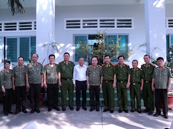 Thứ trưởng Bùi Quang Bền và đoàn công tác chụp ảnh lưu niệm cùng Công an huyện Nhà Bè và Bình Chánh.