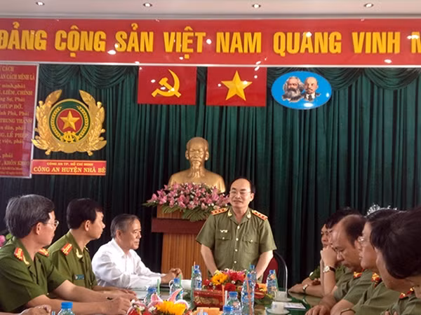 Thứ trưởng Bùi Quang Bền cùng đoàn công tác thăm, tặng quà và chúc Tết Công an huyện Nhà Bè và Bình Chánh.