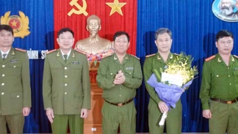 Đồng chí Lê Hồng Thắng (cầm hoa) trong một lần được Ban Giám đốc Công an TP Hải Phòng biểu dương vì có thành tích xuất sắc khi tham gia phá án.