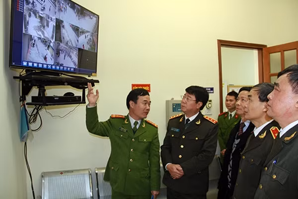 Thứ trưởng Bùi Văn Nam thăm quan hệ thống camera an ninh tại Công an phường Khương Mai.