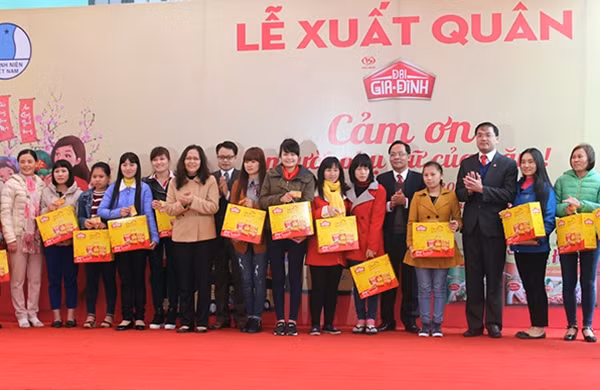 Các đại biểu trao quà cho các nữ thanh niên công nhân.