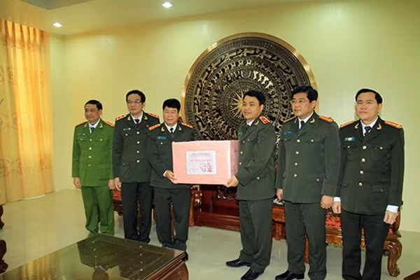 Thượng tướng Bùi Văn Nam, Ủy viên Trung ương Đảng, Thứ trưởng Bộ Công an tặng quà cho CBCS Công an tỉnh Nam Định.