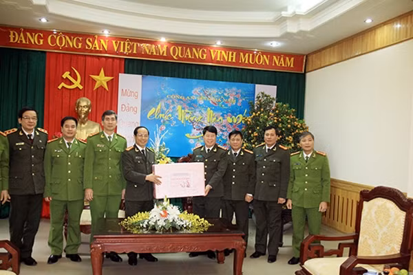 Thượng tướng Bùi Văn Nam, Ủy viên Trung ương Đảng, Thứ trưởng Bộ Công an tặng quà cho CBCS Công an tỉnh Hà Nam.