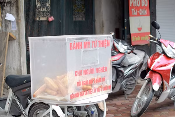 Tủ bánh mỳ từ thiện cho người nghèo được đặt ở vỉa hè đường Kim Mã là nơi chống đói cho nhiều người.