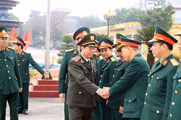 Thứ trưởng Bùi Văn Nam thăm, chúc tết, tặng quà CBCS Ban Chỉ huy quân sự tỉnh Ninh Bình.