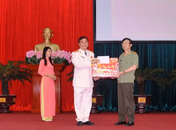 Thứ trưởng Thường trực Đặng Văn Hiếu tặng quà, chúc tết Công an TP Cần Thơ.