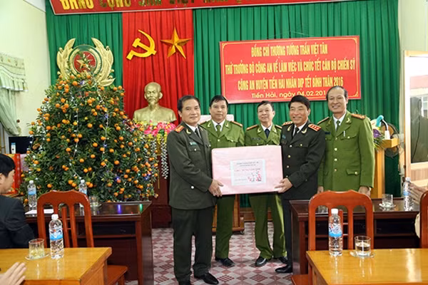 Thứ trưởng Trần Việt Tân tặng quà của Bộ Công an động viên Công an huyện Tiền Hải trong những ngày trực Tết.