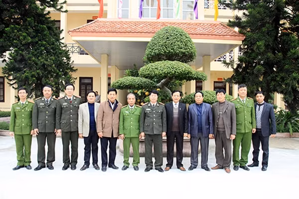 Thứ trưởng Bùi Văn Nam với các đồng chí lãnh đạo Huyện ủy và Công an huyện Vụ Bản (Nam Định).