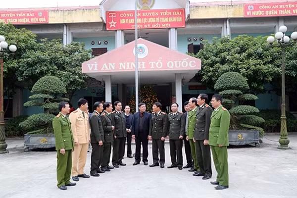 Thứ trưởng Trần Việt Tân với các đại biểu tham dự buổi kiểm tra tại Công an huyện Tiền Hải.
