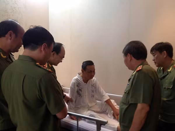 Thượng tướng Bùi Quang Bền, Thứ trưởng Bộ Công an cùng đoàn công tác đã đến thăm, chúc Tết, tặng quà các gia đình.