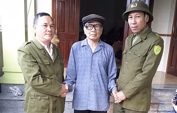 Ông Bùi Ngọc Chuất xúc động ôn lại một thời hào hùng của cán bộ Công an xã Quỳnh Long.