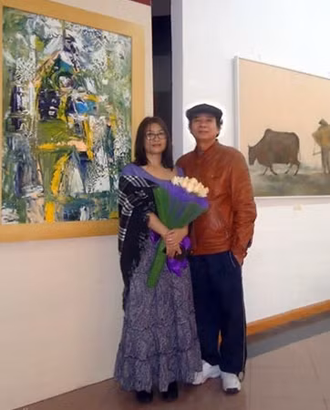 Nữ họa sĩ Phương Bình và nhà thơ Nguyễn Trọng Tạo tại Triển lãm.