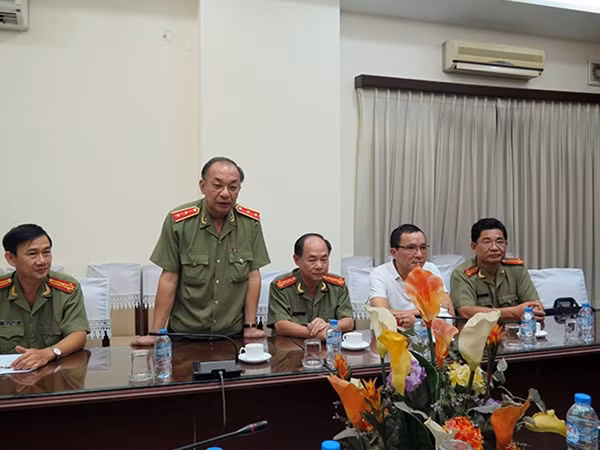 Trung tướng Lê Đông Phong, Giám đốc Công an TP HCM thay mặt lãnh đạo và cán bộ, chiến sĩ Công an TP HCM cảm ơn Báo CAND và nhà tài trợ.